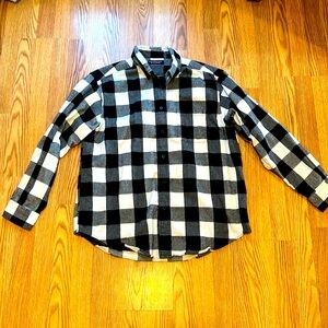Men’s black and white large Roundtree and Yorke button down